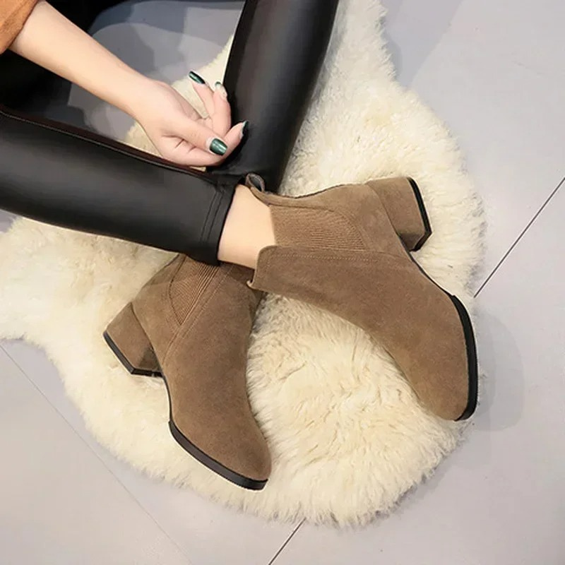 Stijlza - Suède Chelsea Boots met Blokhak en Elastische Zijkanten - Dames Enkellaarzen