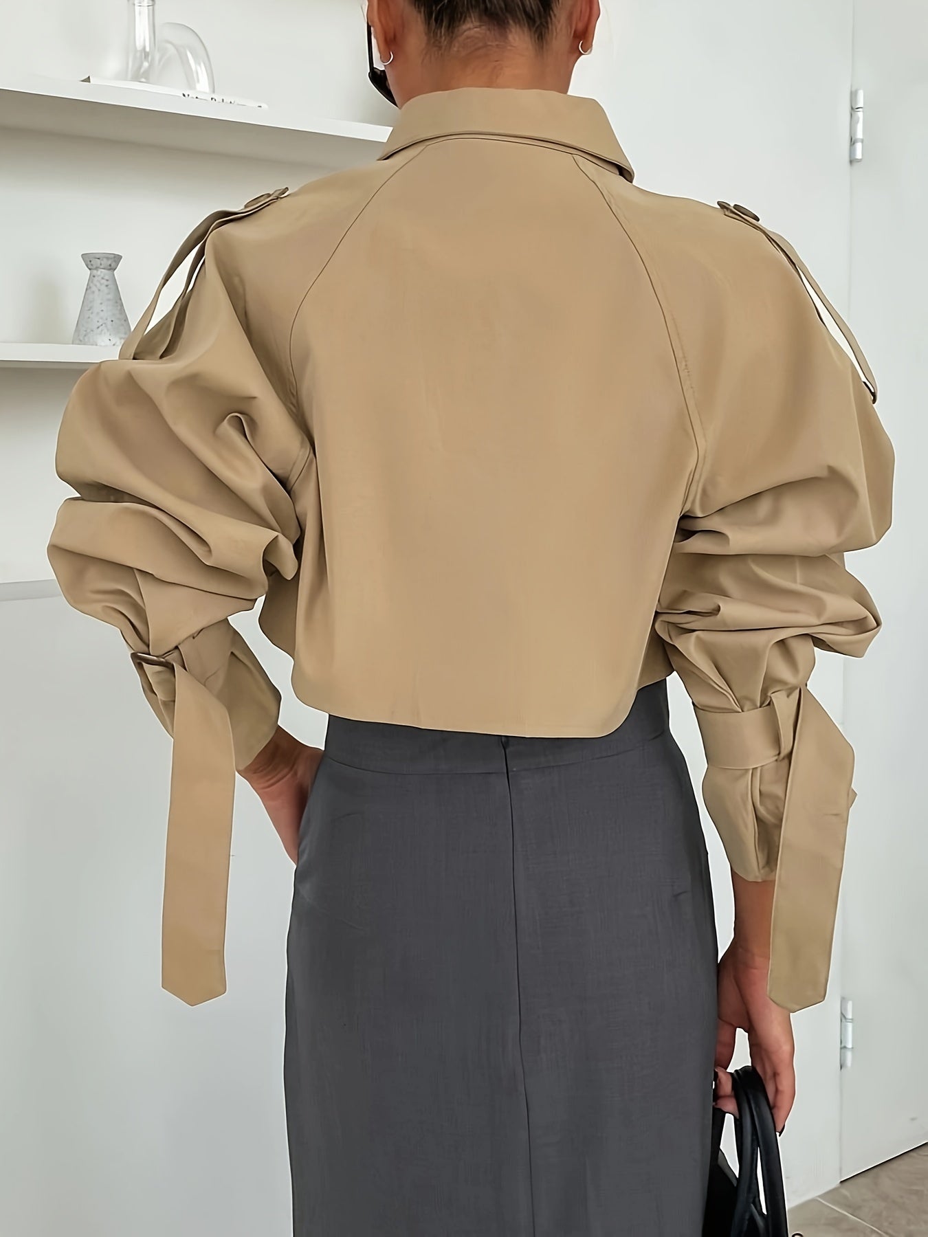 Meliora - Dames Korte Trenchcoat met Gespsluitingen en Asymmetrisch Ontwerp