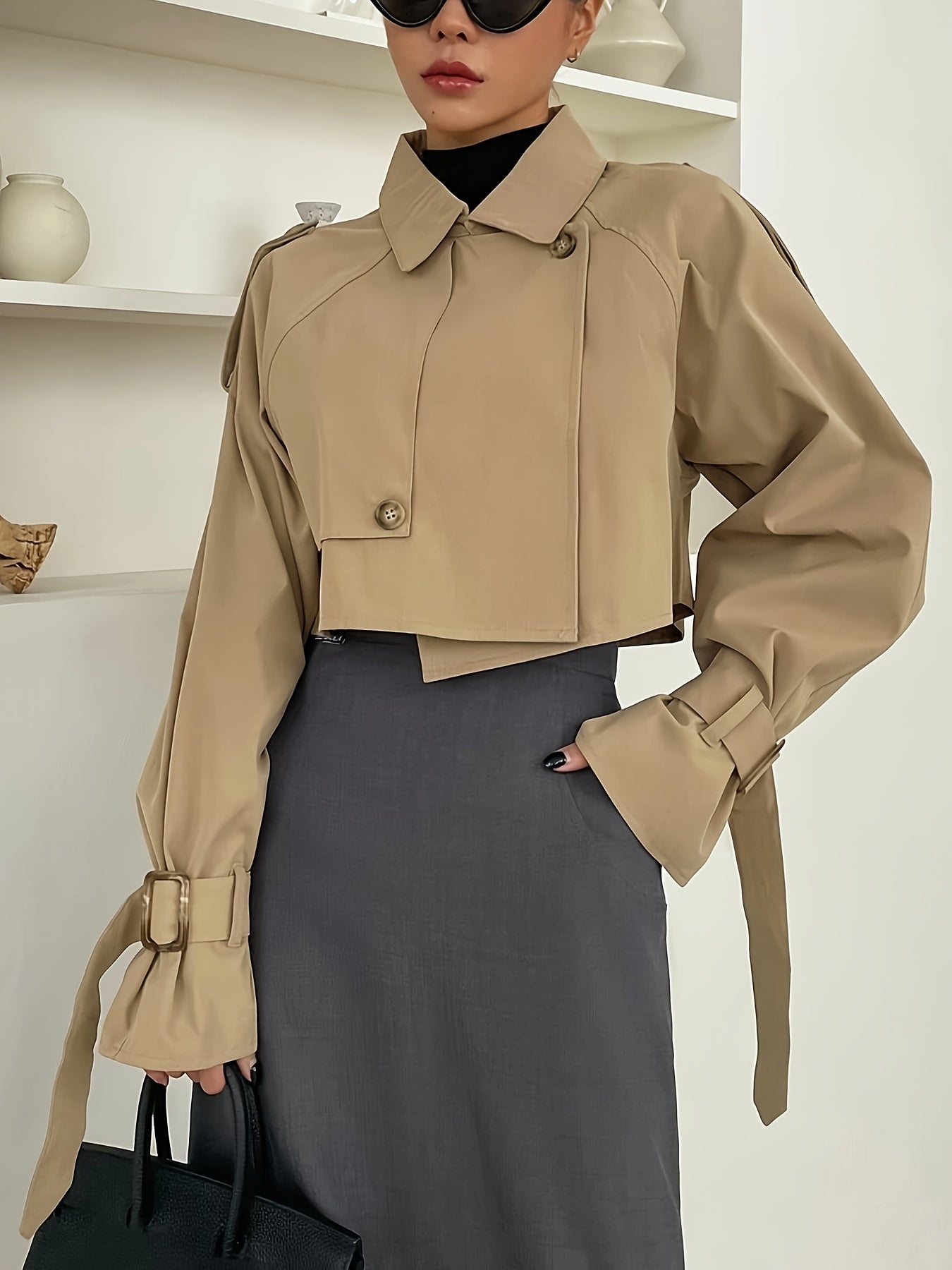 Meliora - Dames Korte Trenchcoat met Gespsluitingen en Asymmetrisch Ontwerp