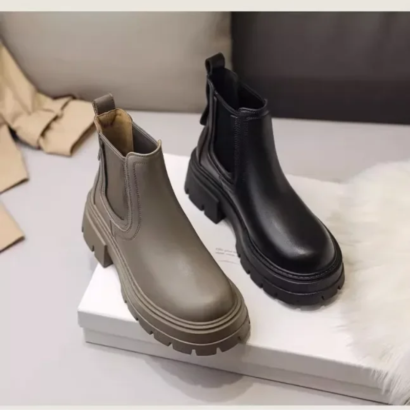 Geralda -  Dames Chelsea Boots met Plateauzool en Gouden Knoopdetail