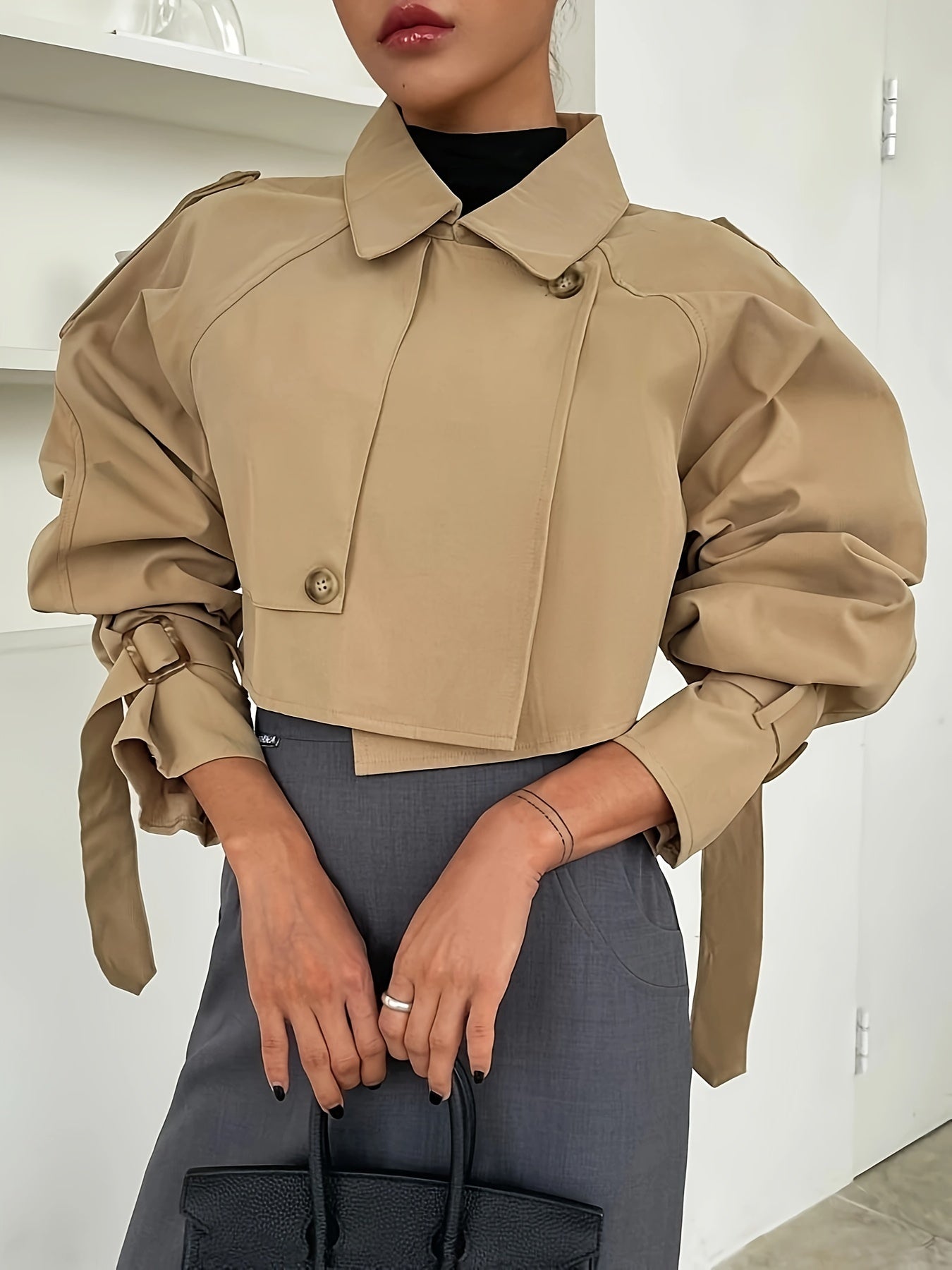 Meliora - Dames Korte Trenchcoat met Gespsluitingen en Asymmetrisch Ontwerp